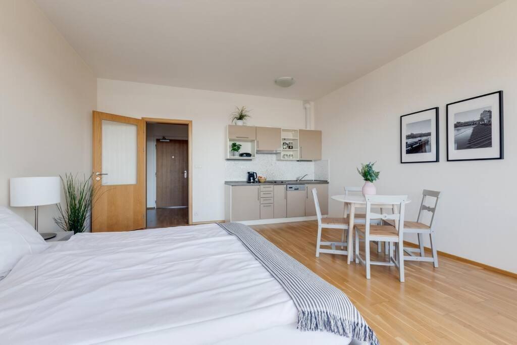 פראג Jt'S Apartments Korunni Str. מראה חיצוני תמונה