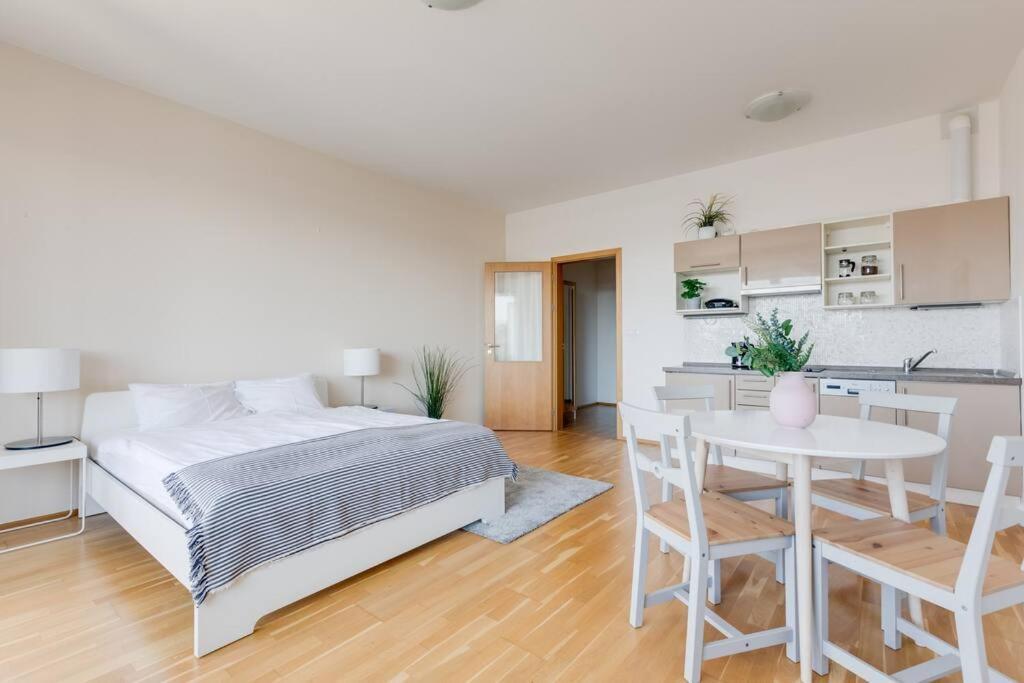 פראג Jt'S Apartments Korunni Str. מראה חיצוני תמונה