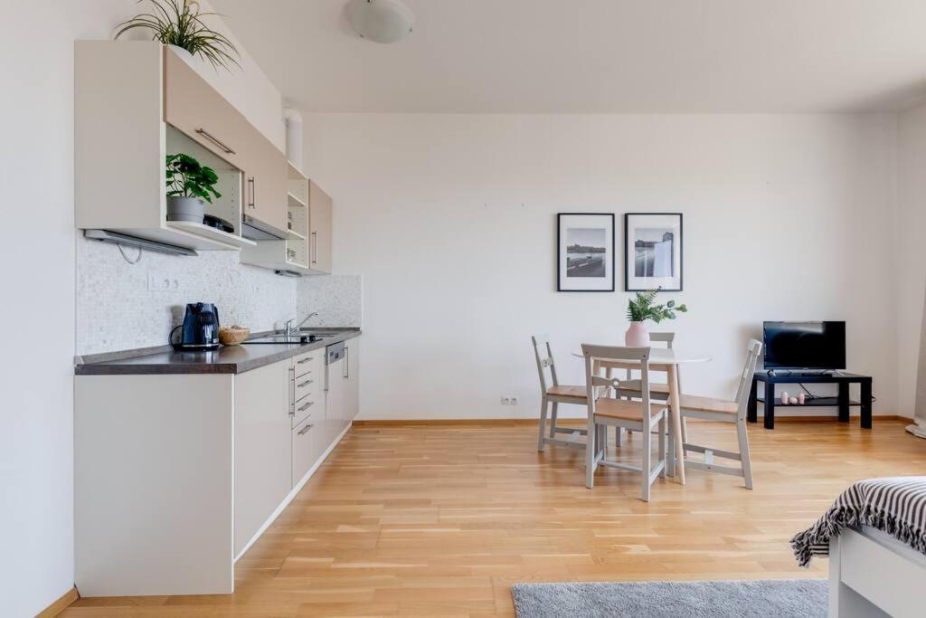 פראג Jt'S Apartments Korunni Str. מראה חיצוני תמונה