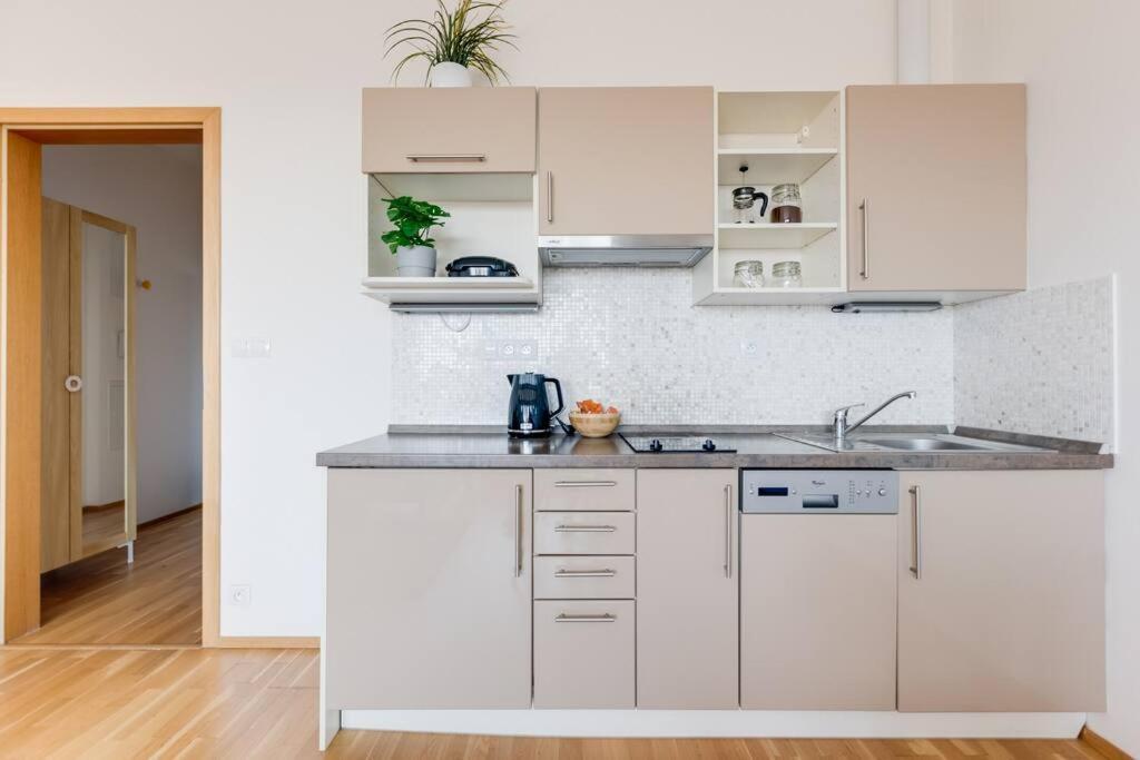פראג Jt'S Apartments Korunni Str. מראה חיצוני תמונה