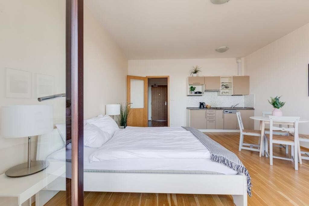 פראג Jt'S Apartments Korunni Str. מראה חיצוני תמונה